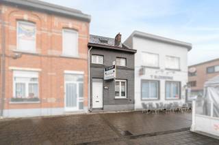 <p><span>Charmante instapklare starterswoning met 3 slaapkamers, vlak bij Recreatiedomein De Schorre.</span><span> <br /><br /></span><span>De geadverteerde prijs is een vanaf prijs.</span></p><p><span>Hier woont u in een groene omgeving met wandel- en fietspaden/routes, terwijl winkels, scholen, openbaar vervoer en belangrijke verbindingswegen richting Antwerpen, Brussel en Mechelen vlot bereikbaar zijn.</span></p><h2><span>Dankzij de combinatie van comfort, bereikbaarheid en een ligging op wandelafstand van De Schorre vormt deze woning de ideale keuze voor starters, jonge gezinnen of investeerders die op zoek zijn naar zorgeloos wonen in het hart van de Rupelstreek.<br /><br /></span><span>Indeling</span></h2><h3><span>Gelijkvloers</span></h3><p><span>Via de inkomhal betreedt u de gezellige leefruimte met aansluitend de open keuken, die zorgt voor een aangenaam en open woongevoel. Naast de keuken bevindt zich een praktische ruime berging met aansluiting voor wasmachine en droogkast, evenals het gastentoilet.</span></p><p><span>Achteraan geniet u van een lichtrijke veranda, een heerlijke plek om het hele tussenseizoen door tot rust te komen. Aansluitend bevindt zich het westgericht terras/tuin, waar u volop kan genieten. Extra troef is de aanwezige aparte achterliggende brandweg.</span></p><h3><span>Eerste verdieping</span></h3><p><span>Op de eerste verdieping bevinden zich twee ruime slaapkamers van respectievelijk 15 m² en 11 m². Verder vindt u hier de badkamer, uitgerust met een douche in bad en een praktisch lavabomeubel.</span></p><h3><span>Tweede verdieping</span></h3><p><span>De tweede verdieping biedt nog een volwaardige zolderkamer van ca. 15 m², ideaal als extra slaapkamer, hobbyruimte of bureau.</span></p><p><span> </span></p><p><span>Extra </span></p><p><span> </span></p><p><span>Gunstig EPC B</span></p><p><span>Elektriciteit conform </span></p><p><span> </span></p>