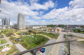 Vivez dans un lieu exceptionnel et vivez en paix. Profitez-en sur la terrasse ou depuis le magnifique espace de vie grâce à la vue exclusive sur Central Park @Sea, à laquelle vous avez facilement accès. Cet appartement lumineux de deux chambres à coucher est situé au 6° étage. Vivre dans le luxe, mais avec le souci du détail et de l'écologie, c'est vivre dans la résidence Baelskaai 26. Le bâtiment présente une structure contemporaine, qui se retrouve à l'intérieur comme à l'extérieur. Pour votre confort, des places de stationnement souterrain et en surface sont disponibles avec un accès immédiat au bâtiment. Même après une promenade à vélo, vous pouvez garer votre vélo dans le local à vélos situé au rez-de-chaussée. Contactez-nous pour plus d'informations sur la vie dans cette résidence de luxe.