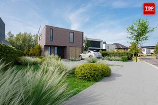 <p><br /><br />Deze bouwgrond van bijna 1.000 m² aan Helmkruidstraat 53A combineert:<br /><br />Rust en privacy dankzij een groene, residentiële wijk<br /><br />Toegang tot natuur en recreatie met parken en wandelgebieden binnen handbereik<br /><br />Perfecte mobiliteit dankzij goede verbindingen (bus, tram, auto, R4)<br /><br />Rijke sociale infrastructuur met winkels, scholen en cultuur.<br /><br />Kortom: een toplocatie voor wie een woning op maat wenst te realiseren in een groen én bereikbaar deel van Wondelgem<br /><br />De totale prijs van de grond icl de modelwoning wordt geschat op 845.000 EUR in samenwerking met Dubecor (deze inschatting is uiteraard afhankelijk van eigen keuzes in het bouwproject zelf). Het type van de woning kan in zijn geheel aangepast worden. <strong> </strong>(renders zijn een voorbeeld ter illustratie en kunnen geenszins een verbintenis inhouden)</p>