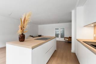<p><strong>Te koop: Gelijkvloers appartement in het centrum van Vilvoorde, op wandelafstand van het park en het station.</strong></p>
<p>Dit appartement uit 1965 biedt een uitstekende ligging in het hart van Vilvoorde, met scholen, openbaar vervoer, invalswegen en het ziekenhuis vlakbij. Dankzij het ruime terras / stadstuin van 70 m² geniet u van buitenruimte in een stedelijke omgeving. Het pand leent zich perfect als investering of voor eigen gebruik, en is volledig nieuw.</p>
<p><strong>Belangrijkste ruimtes:</strong></p>
<p>• Woonkamer (28,6 m²) met veel lichtinval</p>
<p>• Keuken (7,9 m²) Kookeiland met ingebouwde toestellen zoals, koelkast, diepvriezer, vaatwasser en oven</p>
<p>• Inkomhal (9 m²) met parlofoon en ingemaakte kasten</p>
<p>• Twee slaapkamers (14m²)</p>
<p>• Badkamer (3,8 m²) met lnloopdouche</p>
<p>• Apart toilet (1,8 m²) met handenwasser</p>
<p>• Berging (1 m²) met verwarmingsketel</p>
<p>• Stadstuin (70 m²)</p>
<p><strong>Troeven:</strong></p>
<p>• Toplocatie nabij park en station</p>
<p>• Ruim terras en stadstuin</p>
<p>• Alles is nieuw gerenoveerd</p>
<p><strong>Neem vandaag nog contact op met Selena Perez y Latorre via +32 2 335 11 13 voor een bezoek.</strong></p>
<p>JOUW DROOMAPPARTEMENT. ZO GEVONDEN!</p>