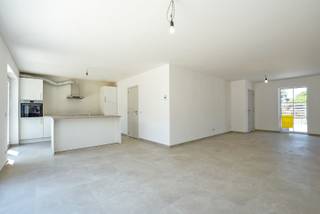 Prachtig afgewerkte nieuwbouwwoning met 4 slaapkamers te Pervijze (Diksmuide), rustig gelegen op 10min van het stadscentrum te Diksmuide en Nieuwpoort en 8 min rijden van de oprit E-40. Het gelijkvloers bestaat uit een inkom met trap naar het verdiep, lichtrijke living met open ingerichte keuken, berging, apart toilet en inpandige garage met wasplaats. Op het verdiep zijn 4 slaapkamers, een badkamer voorzien van douche / ligbad en lavabo met kolomkasten en apart toilet. Gezellige zuidgerichte achtertuin met poortje (tuin zal nog voorzien worden van tuinhuis). Maandelijkse huurprijs: 1075 euro. Beschikbaar vanaf 01 september. EPC: A klasse. (Ref. NI27692)