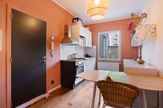 <p><strong>Achteringelegen studio met gemeenschappelijke voorzieningen.<br /><br />Indeling</strong><br />We betreden deze studio op de eerste verdieping van het achterste gebouw. Bij binnenkomst komen we uit in de kitchenette, voorzien van een keramisch vuur, dampkap, oven en spoelbak. Vervolgens, de leefruimte met slaaphoek. De studio beschikt over een <strong>aparte badkamer</strong> uitgerust met een douche, wastafel en toilet. <br />Het gebouw biedt extra voorzieningen, zoals een <strong>gemeenschappelijke ontspanningsruimte met wasfaciliteiten</strong> en een gedeeld terras waar bewoners kunnen ontspannen.</p>
<p><strong>Bijzonderheden:<br /></strong>EPC label <strong>D</strong>; <br />Maandelijkse kosten: ca. 80,- EUR (Beheer; blokpolis; onderhoud/verbruik van de algemene delen + waterverbruik);<br />Fietsenstalling;<br />Ideaal als <strong>studentenkamer, Airbnb </strong>of<strong> investering.</strong></p>
<p><strong>Locatie</strong><br />Deze <strong>centrale ligging</strong> biedt een uitstekende bereikbaarheid met tal van openbaar vervoersmogelijkheden, vélo-stations en belangrijke invalswegen in de onmiddellijke nabijheid. Op wandelafstand vindt u de De Keyserlei en aan de andere kant, Park Spoor Noord, ideaal voor ontspanning en recreatie.</p>