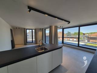 <p><span>Ruim nieuwbouw appartement op de 2e verdieping met centrale ligging. Dit appartement is makkelijk bereikbaar van op de grote inkomhal en heeft ook een lift.<br />Dankzij de ligging in het hart van Kessel-Lo is deze woning op wandel afstand van openbaar vervoer en centrum Leuven.<br /><br />Het appartement heeft een inkom met vestiaire ruimte en een apart toilet. <br />De nachthal gaat via de slaapkamers en een ruime badkamer.<br />Er is en mooie, lichtrijke leefruimte met fijn uitzicht op een mooi overdekt terras.<br />De keuken is voorzien van allerhande handige ingebouwde toestellen ( Afwasmachine, kookplaat, wastafel, oven, combi oven, frigo)<br />Alsook is deze keuken voorzien van veel kasten en een super aangename eetplaats. <br />Er zijn 3 ruime slaapkamers. Waarvan 1 ruime slaapkamer bereikbaar is met een trap. Deze ruimte is tevens ideaal als home office.</span></p><p><span><br />De badkamer is voorzien van een dubbele wastafel, een inloopdouche, een handdoekenverwarming.<br />Naast de keuken is er een berging met wasplaats voorzien en extra bergruimte.</span></p><p><span><br />Tevens is er een privatieve kelder alsook gemeenschappelijk afvalhok, een fietsenstalling en uiteraard een grote privatieve garage.<br /><br />Onmiddelijk beschikbaar voor lange duur overeenkomst.<br />Dit appartement is </span><span>niet</span><span> bemeubeld.<br />De gemeenschappelijke lasten bedragen 75€ per maand.<br /><br />Al het verbruik van energie/water is ten laste van de huurder.<br /></span><span>Dit hyper afgewerkte appartement heeft een zeer gunstige EPC.</span></p><p><span>Ramen zijn voorzien van raam decoratie en alle verlichting is reeds aanwezig.</span><span><br /><br />Interesse? Vraag uw bezoek aan via onze website.</span></p><p><span> </span></p>