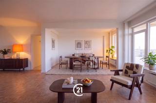 <p>Appartement aux finitions luxueuses avec 3 chambres et une terrasse</p><p>Vous recherchez un appartement aux finitions luxueuses, comprenant 3 chambres et une terrasse à Gand ? Alors cet appartement est exactement ce qu'il vous faut.</p><p>Cet appartement est situé dans la Rijsenbergstraat à Gand, dans un quartier résidentiel agréable et très prisé, à proximité de la gare de Gand-Sint-Pieters et à quelques pas du centre-ville. Vous trouverez à proximité immédiate divers commerces, écoles, restaurants, transports en commun et autres commodités quotidiennes. Grâce à d'excellentes liaisons cyclables et de transports en commun, vous bénéficierez d'un accès aisé au centre de Gand et aux communes environnantes. Les principales voies d'accès sont également facilement accessibles. La combinaison d’un emplacement central et de finitions luxueuses rend cet appartement particulièrement attrayant pour ceux qui souhaitent vivre dans le confort et l’élégance.</p><p>Agencement :<br />Vous entrez dans l’appartement par le vaste hall d’entrée. Celui-ci donne accès aux toilettes invités et à un débarras pratique, équipé de branchements pour lave-linge et sèche-linge et offrant suffisamment d’espace pour les manteaux et les chaussures.<br />Vous arrivez ensuite dans la cuisine moderne et le spacieux salon, qui, grâce à ses grandes baies vitrées, bénéficie d’une vue magnifique et d’une agréable luminosité. Depuis le salon, vous accédez directement à la terrasse, où vous pourrez vous détendre en toute tranquillité.<br />Le couloir mène aux trois chambres spacieuses et aux deux salles de bains aux finitions élégantes.</p><p>En prime :<br />Il est également possible d’acheter une place de parking et un garage pour 50 000 €.</p><p>Cela vous intéresse ?<br />N’hésitez pas à nous contacter pour plus d’informations ou à planifier votre visite dès aujourd’hui.</p>