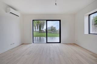 Deze volledig gerenoveerde woning combineert een rustige, groene ligging met een uitstekende bereikbaarheid van scholen, winkels en horeca.<br /><br />De woning biedt maar liefst 220 m² bewoonbare oppervlakte en bevindt zich op een ruim perceel van meer dan 1.200 m². Dankzij de totaalrenovatie geniet je hier van hedendaags wooncomfort én een uitstekende energiezuinigheid met EPC-label A.<br /><br />Binnen vormt de ruime leefruimte samen met de open keuken het hart van de woning. De keuken beschikt over bijzonder veel kastruimte en is uitgerust met alle nodige toestellen. Vloerverwarming doorheen de woning, zonnepanelen en airconditioning in zowel de leefruimte als iedere slaapkamer zorgen het hele jaar door voor optimaal comfort.<br /><br />Indeling<br /><br />Gelijkvloers:<br />+ Inkomhal<br />+ Leefruimte<br />+ Eetruimte<br />+ Open keuken met veel kastruimte en alle nodige toestellen<br />+ Wasplaats<br />+ Toilet<br />+ Overdekt terras<br />+ Ruime bijbouw<br /><br />Eerste verdieping:<br />+ Slaapkamer (19 m2)<br />+ Slaapkamer (14 m2)<br />+ Slaapkamer (13 m2)<br />+ Slaapkamer (12 m2)<br />+ Badkamer met inloopdouche<br />+ Toilet<br /><br />Tweede verdieping:<br />+ Ingerichte zolder (hobbyruimte of extra slaapkamer)<br />+ Zolder / technische ruimte<br /><br />Kelder:<br />+ Kelder voor de wijnliefhebber<br /><br />Extra troeven:<br />+ Volledig gerenoveerde woning met EPC-label A<br />+ Ruim perceel met zich op landelijk gebied<br />+ Zonnepanelen, vloerverwarming en airconditoining<br />+ Bijgebouw van meer dan 30 m², ideaal als hobby- of werkruimte<br />+ Parkeergelegenheid voor vier wagens op de oprit<br />+ Vier slaapkamers met mogelijkheid tot een vijfde slaapkamer op zolder<br />+ Op wandelafstand van scholen, winkels en horeca<br /><br />Watertoets: P score A ; G score A.<br /><br />Contacteer Brian Rollier via brian.rollier@albert.immo of via 0472 98 02 27 voor meer info en een afspraak.<br /><br />Bij Albert kom je thuis!