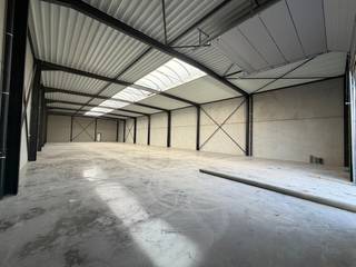 Loods met 3 privatieve parkeerplaatsen (t.h.v. de eenheid - zie plan). <br />Oppervlakte van 630 m², met afzonderlijke ingang en poort. <br /><br />Nuttige afmetingen: <br />- Hoogte loods (tot aan de spant): ca. 5,70 meter<br />- Breedte loods: ca. 15 meter<br />- Diepte loods: ca. 42 meter<br />- Hoogte poort: ca. 4,50 meter<br />- Breedte poort: ca. 4 meter <br /><br />Andere pluspunten: <br />- 13 gemeenschappelijke parkeerplaatsen; <br />- degelijk geïsoleerd: PIR 10 cm;<br />- branddetectie; <br />- eigen tellers water en elektriciteit; <br />- mogelijkheid tot installeren toilet en lavabo. <br /><br />Huurprijs: 2900 EUR excl. btw / maand<br />Provisie kosten onderhoud gemeenschappelijke delen: 150 EUR / maand