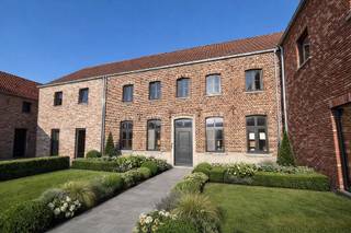 <p><strong>Te koop: Casco woning 4 met veel potentieel – aan 6% btw</strong><br />Woning 4 maakt deel uit van een <strong>kleinschalig woonproject met meerdere woningen</strong>, opgevat als een aangename <strong>woongemeenschap</strong>. Dit biedt extra voordelen zoals <strong>meer veiligheid</strong>, een rustige woonomgeving en een sterk buurtgevoel.</p>
<p>De casco woning vormt een uitstekende basis om volledig naar eigen smaak af te werken en beschikt over <strong>3 slaapkamers</strong>, een <strong>badkamer</strong>, een <strong>keuken</strong> en een <strong>open leefruimte</strong> die zorgt voor een ruimtelijk en licht gevoel. Daarnaast zijn er <strong>parkeergelegenheden</strong> voorzien, wat extra comfort en gemak biedt.</p>
<p><strong>Verkoop aan 6% btw (onder voorwaarden).</strong><br />Interesse? Neem gerust contact op voor meer informatie of een bezoek.</p>