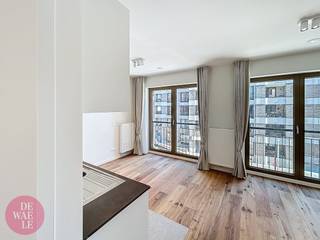 Instapklare en moderne studio, gelegen op de 2e verdieping van de residentie Newport, een gewilde locatie aan de bruisende site van Tour &amp; Taxis. U geniet hier van een centrale ligging met alle voorzieningen binnen handbereik, zoals winkels, openbaar vervoer en gezellige horeca.Indeling van de studio:- Inkomhal met apart toilet- Lichte leefruimte met slaaphoek- Open, volledig uitgeruste moderne keuken (oven, koelkast, diepvries, elektrisch kookvuur, dampkap en spoelbak)- Badkamer met lavabo, toilet en inloopdoucheExtra informatie:De maandelijkse provisie van €130 omvat de kosten voor de gemeenschappelijke delen, verwarming en warm water.Fietsenruimte + individuele kelder aanwezigMogelijkheid tot het huren van een staanplaatsElektriciteit en water worden afzonderlijk geregeldInteresse? Dien vandaag nog uw aanvraag in via Dewaele.com.