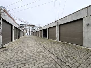 Garage gelegen pal in het centrum van Waregem, vlot bereikbaar via de Meersstraat.De garage bevindt zich in een kwalitatieve residentie en is...