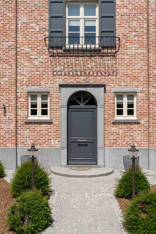 At the end of a dead-end street, we find this luxurious manor with, among other things, 4 bedrooms, 3 bathrooms, a heated swimming pool, and a large outbuilding on a spacious plot of approximately 2,673 m².<br /><br />Layout ground floor:<br />Through the spacious entrance hall with guest toilet, cloakroom, and stately staircase, we enter the living area. This consists of a spacious TV room, a seating area with a cozy fireplace, and a very bright dining room. Next, we reach the spacious kitchen with a professional Lacanche stove, many MIELE appliances, an island, and space for a breakfast nook. Furthermore, this kitchen gives us access to a nice and very bright family room with a fireplace and a beautiful view of the landscaped garden and pool. Also, a very spacious and practical utility room with space under the counter for the washing machine and dryer, custom cabinets, and space for an extra wine cooler, freezer, and refrigerator.<br /><br />First floor:<br />Through the large central landing, we reach the master suite with bedroom 1, a large dressing room, and a luxurious bathroom. Furthermore, the 2nd and 3rd bedrooms and the 2nd luxury bathroom, equipped with a shower, bath, double sink, and toilet.<br /><br />Second floor:<br />Through the fixed staircase, we reach this full extra floor. Here we find a 4th bedroom and 3rd bathroom. Furthermore, we also find an extra living room which can also be used as an extra 5th bedroom. The possibility of connecting an extra kitchen or 4th bathroom has been provided.<br /><br />Basement:<br />The staircase finished with travertine brings us to the full floor. This has been beautifully finished and consists of a wine cellar with brick niches and a separate technical room with the central heating system, etc.<br /><br />Outbuilding:<br />At the back of the garden, we find the spacious outbuilding, completely in the same architecture as the villa, currently used as a garage, pool house, storage, and also has a spacious first floor.<br /><br />SPECIAL FEATURES<br />- Extensive alarm system<br />- Charging station<br />- Automated gates with access control and video intercom<br />- The entire villa is equipped with air conditioning/heat pump<br />- Water softener<br />- Finished with top-quality materials!