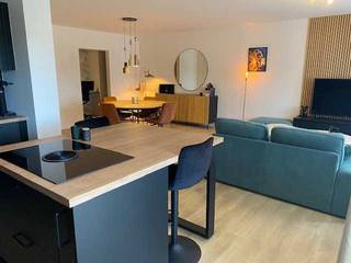 Ruim appartement op gelijkvloers met 1 slpk en stadskoer in Turnhout!U komt binnen in de ruime inkomhal die toegang geeft tot de verschillende...