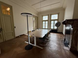 Deze ruime kantoorruimte is gelegen op de hoogste verdieping van een historisch gebouw in het centrum van Antwerpen. Op wandelafstand vindt u...