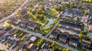 <p>Aan de rand van Harelbeke, op een rustige en groene locatie met vlotte verbinding naar Kortrijk, verrijst een nieuw woonproject met 26 kwaliteitsvolle woningen. Deze eigentijdse verkaveling brengt het beste van twee werelden samen: een ontspannen, residentiële omgeving en een uitstekende bereikbaarheid van scholen, winkels en belangrijke uitvalswegen.<br /><br /><strong>Hedendaags en energiezuinig wonen</strong><br /><br />De woningen, zowel halfopen als rijwoningen, worden gebouwd volgens de huidige energienormen en uitgerust met moderne technieken zoals ventilatie D, vloerverwarming, warmtepomp en zonnepanelen. Hierdoor geniet je van een duurzame, comfortabele en energiezuinige thuis die klaar is voor de toekomst.<br /><br />Met bewoonbare oppervlaktes tussen de 122 en 162 m² en standaard vier slaapkamers biedt elke woning een doordachte indeling waarbij leefruimte, licht en functionaliteit centraal staan. Een carport bij elke woning en een grote, centrale groenzone binnen de verkaveling vormen extra troeven voor wie houdt van ruimte en rust.<br /><br /><strong>Een thuis die bij je past</strong><br /><br />De woningen worden volledig afgewerkt en bieden ruime keuzemogelijkheden in materialen en afwerking. Hierdoor kun je je nieuwe woonst vormgeven in de stijl die bij jou past, binnen het comfort van een sleutel-op-de-deur aanpak.<br /><br /><strong>Ideaal voor gezinnen en rustzoekers</strong><br /><br />Dankzij de kindvriendelijke omgeving, de groene invulling van het project en de perfecte balans tussen rust en nabijheid van stedelijke voorzieningen, is dit woonproject ideaal voor gezinnen, starters en iedereen die waarde hecht aan hedendaags wooncomfort in een aangename, open buurt.<br /><br /><span><strong>6% BTW mogelijk voor lot 16 &amp; 17!</strong></span><br /><br />Indien u vrijblijvend een bezoek wenst aan het project, neem dan zeker contact met Immo Beguin via emiel@immobeguin.be</p>