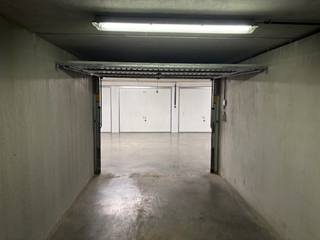 Gesloten, ruime garagebox te koop op een centrale locatie (op 5 min. wandelen van het strand); * Gelegen op verdieping -1 van residentie Symfonie; *...