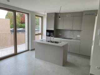 <strong>NIEUWBOUW !!! Ideaal gelegen appartement op de eerste verdieping in een kleine residentie.</strong><br />Eerste verdieping: Inkomhal, WC, 2 slaapkamer, badkamer voorzien van inloopdouche en dubbele lavabo in meubel, berging/wasplaats, ruime living met open keuken en terras.<br />1 binnen autostaanplaats en ruime privé kelder.<br />Extra info: 5 zonnepanelen, warmtepomp en vloerverwarming.