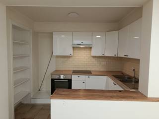<strong>Wervik - Gerenoveerde woning met 4 slaapkamers te koop.</strong><br /><br />Ontdek deze gerenoveerde woning, ideaal voor wie op zoek is naar een comfortabele en instapklare thuis. De woning biedt een praktische indeling, verdeeld over meerdere verdiepingen, met voldoende ruimte voor het hele gezin.
<p>Op het <u>gelijkvloers</u> bevindt zich de inkomhal, een aangename woonkamer, de keuken, een handige wasruimte en een apart toilet.</p>
<p>Op de <u>eerste verdieping</u> vindt u twee slaapkamers en een badkamer.<br /><br />De <u>tweede verdieping</u> beschikt over nog twee slaapkamers, wat deze woning bijzonder geschikt maakt voor gezinnen of wie extra ruimte wenst voor een bureau of hobbykamer.</p>
<p>Dankzij de renovatie en de functionele indeling vormt deze woning een mooie opportuniteit voor wie comfortabel wil wonen.</p>
<strong>Een bezoek waard!</strong> Contacteer ons gerust voor meer informatie of een bezoek ter plaatse.