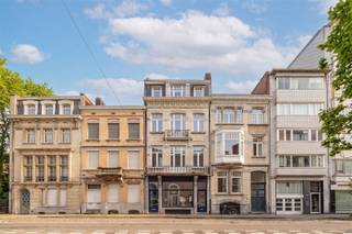 <p><span><span>Living with charm, class and a touch of grandeur</span></span></p><p><span><span>A building not only to be seen, but also one with an architectural air. Here the facade breathes art nouveau, you enter an authentic hall, you have high ceilings. A home with history and a story, and this in a modern setting.</span></span></p><p><span><span>Welcome to the beloved Markgrave neighborhood, a lively neighborhood with standing where architectural gems, city life and tranquility go hand in hand. Parks are around the corner, the hippest restaurant of 2025, Cobrahouse is your new go to and one of the best bakeries in Antwerp, Domestic, is within walking distance. This combined with top accessibility is a match made in heaven.</span></span></p><p><span><span>Why you'll want to live here</span></span></p><ul><li><span><span>Elegant architecture and completely renovated building (designed by Jules Dries, 1910)</span></span></li><li><span><span>Lots of light and beautiful high ceilings</span></span></li><li><span><span>Terrace and balcony overlooking the park</span></span></li><li><span><span>Two full bedrooms with a pleasant sense of space</span></span></li><li><span><span>Central location</span></span></li><li><span><span>Ready to move in</span></span></li></ul><p><span><span>On the second floor of the building we find the 2-bedroom apartment. A nice living space with access to the balcony facing the street. The dining room is an extension of the living space and can be separated with the double door. An open kitchen, equipped with all appliances (Miele - Samsung), with access to the rear terrace overlooking greenery. In the nighthall there is a guest toilet and storage room with connection for washing machine and dryer.</span></span></p><p><span><span>The master bedroom has an ensuite dressing room and bathroom at the rear. The<sup>2nd</sup> room is at the front of the apartment and is perfect as a hobby room, guest room or office.</span></span></p><p><span><span>Interested? Don't wait too long and make your appointment at </span></span><span><span>www.sinjoor.be</span></span><span><span> or 03 283 05 00.</span></span></p>