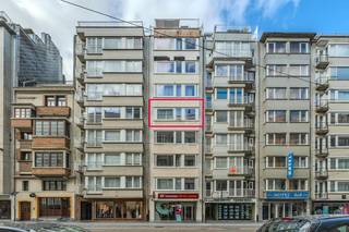 Dit ruim 1-slaapkamerappartement te koop is gelegen op de 4de verdieping verdieping van Residentie Les Sapins temidden het bruisende stadscentrum van Oostende. <br /><br />Indeling:<br />- inkomhal met toilet voorzien van een handwaslavabo<br />- lichtrijke leefruimte<br />- keuken uitgerust met een spoeltafel, elektrische fornuis en frigo<br />- ruime slaapkamer <br />- badkamer voorzien van een lavabo met badkamermeubel, ligbad en aansluiting voor wasmachine <br />- terrasje <br />- privatieve kelderberging<br /><br />Pluspunten: <br />- ruim appartement<br />- centrale ligging<br />- privatieve kelderberging<br />- op wandelafstand van zee en strand<br />- asbestveilig<br />- gunstig EPC (label B)<br /><br />Bent u op zoek naar een instapklaar centraal gelegen appartement? Bel snel voor meer info! <br /><br />Bestuursmaatregelen in het maatregelenregister: nee