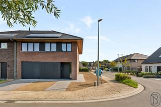 Kwalitatieve moderne afgewerkte ruime nieuwbouwwoning met 3 SLK! Topgelegen: in een rustige, doodlopende straat doch dichtbij winkels, scholen, openbaar vervoer, etc. Indeling: inkomhal met apart toilet, grote lichtrijke leefruimte met open geïnstalleerde keuken met EILAND en extra ontbijthoek, handige grote berging en wasplaats, grote garage met sectionale poort. Volledig aangelegd TERRAS en OPRIT! Op het eerste verdiep bevinden zich de nachthal, 3 volwaardige slaapkamers, apart toilet en de badkamer (dubbele lavabo, ligbad &amp; inloopdouche). Via zolderluik ruime zolder aanwezig. TROEVEN: ENERGIEZUINIG, warmtepomp met vloerverwarming, 8 zonnepanelen aanwezig, 2 regenwaterputten van 10.000 l en aangesloten, hoogrendementsglas met aluminium raamkozijnen, kwalitatieve materialen. + 21% BTW. Meer info of een bezoek: charlotte@immobeguin.be of 0470 38 47 88.