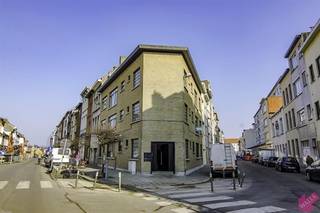 Kwalitatief gerenoveerd, zonnig 1-slaapkamer appartement op centrale ligging. <br />Het gelijkvloers appartement bevindt zich vlakbij Park spoor Noord, de nieuwe AP hogeschool, Rooseveltplaats en op wandelafstand van verschillende drank- en eetgelegenheden. <br />Het appartement is volledig geschilderd en voorzien van verlichting dus instapklaar! Bij de renovatie is gebruik gemaakt van duurzaam en kwalitatief materiaal. <br />Het appartement is nieuw geschilderd, en onmiddellijk beschikbaar.<br /><br />We komen via de gang rechtstreeks in de leefruimte met open keuken (deze is voorzien van koelkast met vriesvak, oven en kookvuur). Doordat alle ruimtes worden doorgetrokken met een mooie tegelparket en dankzij de grote raampartijen, krijgt u hier een ruimtelijk gevoel en kan u genieten van extra veel daglicht. Er is een apart toilet met handenwasser aanwezig. Een moderne badkamer welke uitgerust is met een inloop regendouche, lavabo met meubel en spiegelkast. <br />In de ruime slaapkamer van 11m² valt eveneens veel licht binnen wat deze kamer des te aangenamer maakt. Achteraan is er nog een koertje. GEEN Maandelijkse kosten! Alle verbruik met eigen meters. Cv op gas met nieuwe HR ketel, nieuwe ramen met dubbele beglazing. Lage EPC score 219 kWh/m² : laag verbruik! <br /><br />Vraag snel u bezoek aan via: https://mijnhuurprofiel.be/property/b3ef6460-4810-4624-9b6d-4a34dc245137