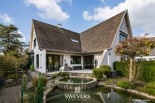Voor meer info en foto’s, surf naar www.swevers.be – In het hart van Beringen, op wandelafstand van winkels, scholen en ontspanning, vind je deze verrassend ruime en instapklare open bebouwing. Met een bewoonbare oppervlakte van 201 m², een doordachte indeling en tal van renovaties, biedt deze woning veel comfort voor gezinnen en thuiswerkers. Op het gelijkvloers vind je o.a. een lichtrijke leefruimte, een grote keuken, een vernieuwde badkamer, een bureauruimte, een gastentoilet en een knusse zithoek met zicht op de tuin. Boven zijn er drie ruime slaapkamers met ingemaakte kasten, een tweede badkamer en een praktische overloop. De woning beschikt ook over een ruime kelder met garage, wasplaats, kruipkelder en CV-ruimte, én een zolder van 45 m².. De westgerichte tuin met terras en tuinhuis vormt een ideale plek om te ontspannen. Centrale ligging op slechts enkele minuten van alle voorzieningen. Voor meer informatie, bel 011 255 155. Bron bewoonbare oppervlakte: EPC – verslag.