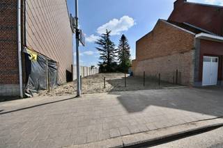 Terrain à bâtir 4a 47ca à vendre pour un développement fermé avec orientation sud-est.La largeur de construction de la maison est de 7m00.La...