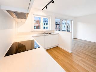 Dit recent vernieuwde appartement biedt comfort, ruimte en een uitstekende ligging in het centrum van Sint-Kruis.<br /><br />De indeling is als volgt: inkomhal met trap, gastentoilet en praktische berging. De ruime en lichtrijke leefruimte sluit aan op een volledig nieuwe open keuken, uitgerust met alle moderne voorzieningen. Aan de voorzijde bevindt zich een balkon, terwijl u achteraan kan genieten van een ruim en zonnig terras.<br />Op de tweede verdieping zijn er twee volwaardige slaapkamers en een badkamer met ligbad, dubbele lavabo en toilet.<br /><br />Extra troef is de parkeergelegenheid achter het appartementsgebouw.<br /><br />Huurprijs: €990 per maand, inclusief kosten en parkeerplaats<br />(exclusief water en elektriciteit)<br />Onmiddellijk beschikbaar<br /><br />
<p><strong><span>Bezoeken uitsluitend op afspraak.</span></strong><br /><span>Een bezoek aan dit pand kan eenvoudig online worden ingepland via onze </span><strong><span>online boekingstool</span></strong><span>. Selecteer zelf een beschikbaar tijdstip dat voor u past.</span></p>
<p><span>Afspraken worden uitsluitend via de online boekingstool ingepland en niet telefonisch of op kantoor.</span></p>