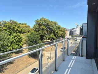 Modern en instapklaar 2-slaapkamer appartement met open zicht op het park van De Panne te koop.<br />Dit zon gericht duplex appartement is centraal gelegen in de Zeelaan van De Panne op het 4de en 5de verdiep van de moderne residentie Hyde park.<br />Het appartement omvat: ruime woonkamer met toegang tot het zuid-west gericht terras met prachtig open zicht op het stadspark van De Panne, ruime en volledig geïnstalleerde keuken voorzien, berging en toilet. Op het verdiep bevinden er zich 2 slaapkamers, een tweede terras met open zicht, badkamer met ligbad, inloopdouche en toilet en een kelderberging.