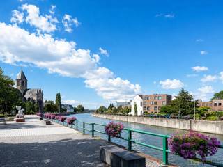 <strong>GERENOVEERDE OPBRENGSTEIGENDOM</strong> op een <strong>UITMUNTENDE LIGGING</strong> in het <strong>CENTRUM </strong>van<strong> OUDENAARDE</strong> met <strong>UITZICHT OVER DE SCHELDE</strong>. Dit <strong>INVESTERINGSPROJECT</strong> omvat <strong>3 APPARTEMENTEN</strong> en een <strong>HANDELSGELIJKVLOERS</strong>. De entiteiten werden in <strong>2010 VOLLEDIG GERENOVEERD</strong> en beschikken elk over een <strong>GUNSTIG EPC (LABEL A OF B)</strong>. Alle voorzieningen bevinden zich <strong>OP WANDELAFSTAND</strong>, met vlotte toegang tot de <strong>FIETS- EN WANDELROUTES</strong> langs <strong>DE SCHELDE</strong> en in <strong>DE VLAAMSE ARDENNEN</strong>. <strong>A-LOCATIE</strong> om steevast huurders aan te trekken.<br /><br />- Handelsgelijkvloers: winkelruimte en bureau, <strong>verhuurd (1.114 euro)</strong>, 43 m² bruikbare oppervlakte<br />- Studio gelijkvloerse verdieping: 1 slaapkamer en koer, verhuurd <strong>(510 euro)</strong>, 42 m² bewoonbare oppervlakte<br />- Appartement eerste verdieping: 3 slaapkamers, verhuurd <strong>(816 euro)</strong>110 m² bewoonbare oppervlakte<br />- Appartement tweede verdieping: 2 slaapkamers, verhuurd <strong>(738 euro)</strong>, 103 m² bewoonbare oppervlakte<br /><br /><strong>Bruto rendement: 5,10%<br />Netto Rendement: 4,25%</strong><br /><br />Adres: Bergstraat 3 - Louise-Mariekaai 2 te Oudenaarde<br /><br />EPC-Label's: A & B; P-score: C, G-score: C; Bestuursmaatregelen in maatregelenregister: neen.