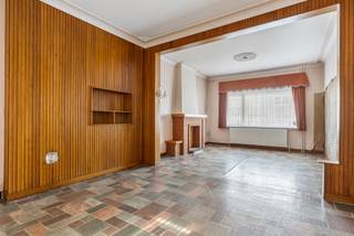 <span>Te renoveren gezinswoning met garage op 5a56ca in één van de landelijke dorpen van Riemst. De locatie te Vlijtingen is een leuke troef. Diverse faciliteiten zoals grootwarenhuis, school, apotheek... zijn op wandelafstand gelegen. Bovendien geniet het dorp van een vlotte bereikbaarheid dankzij de nabije uitvalswegen richting Bilzen, Tongeren, Maastricht en Visé.<br /><br /></span><em>Deze veelzijdige woning met een totale bew.opp van 154m2 biedt tal van mogelijkheden. Ze kan dienen als kangoeroewoning, maar ook anders ingedeeld worden naargelang jouw wensen.</em><br /><br /><span>De indeling is als volgt:<br /><br /><strong>GELIJKVLOERS</strong><br />-Inkomhal met vestiare.<br />-Ruime en lichtrijke woonkamer (32m2) met plaats voor eet- en zithoek, gekenmerkt door de hoge plafonds.<br />-Comfortabele keukenruimte van 12,95m2.<br />-Achtergelegen wasplaats (8,59m2) met zitbad apart toilet en een naastgelegen zij-inkom.<br />-Berging (8,52m2) met maatwerkkasten en een overvloed aan lichtinval.<br />-2 aangrenzende stockageruimtes (7,8m2 - 7,77m2) met toegang naar de tuin.<br /><br /><strong>1STE VERDIEP</strong><br />-Nachthal.<br />-Drie riante slaapkamers (2x16m2 - 12,95m2).<br />-2de badkamer (4,31m2) met douche, wastafel en toilet.<br /><br /><strong>2DE VERDIEP</strong><br />-De zolderverdieping (23,56m2) is te bereiken via een vaste trap en biedt allerlei mogelijkheden voor het<span> creëren van een bijkomende slaapkamer of een riante hobbykamer.<br /><br /><strong>KELDER</strong><br /></span>-Handige kelderberging (9m2 - 14,82m2).<br /><br /><strong>PERCEEL</strong><br />-De woning is gelegen op een zuidelijk georiënteerd perceel met terras en onderhoudsvriendelijke tuin. Als extra troef beschik je hier over een vrijstaande garage (15,84m2) en een ruime oprit aan de linkerkant van de woning.<br /><br />Contacteer ons gerust voor extra info of een bezoek ter plaatste.<br /></span>