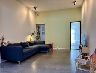 Ontdek deze prachtige, volledig gerenoveerde en erg praktische woning in de gezellige Lentestraat met aangename, zonnige tuin en terras. Met 3 slaapkamers, een ruime badkamer, grote kelder en bovendien zolder, is dit een unieke parel op een toplocatie in Gent.<br />Met energielabel A (EPC 87), zonnepanelen, vloerverwarming op het gelijkvloers en airco op de bovenste kamers, is deze woning energetisch uiterst gunstig en biedt ze alle comfort.<br /><br />Bij het binnenkomen van de woning is er een praktische inkom waar fietsen, buggy, etc. kunnen gestald worden. Hier zijn ruime, ingemaakte kasten om alles netjes op te bergen. Als je de leefruimte binnenkomt, heb je door het hoge plafond van ruim 3m en de aansluitende, open keuken met gezellige houten dakstructuur en connectie met de tuin, meteen een open en ruim gevoel. De stijlvolle keuken met een massief houten werkblad is volledig uitgerust met een ingebouwde vaatwasser, oven, grote koelkast en gasfornuis met 5 kookzones. Vanuit de keuken kom je direct in de zonnige stadstuin. De volgroeide druivelaar en appelboom zorgen voor een oase van rust in de stad.<br />Op de eerste verdieping is er een ruime slaapkamer (12m2) met zicht op het groendak. De badkamer is erg ruim (15,6 m2) en beschikt over een groot volume ingemaakte kasten. De aangename sfeer, de inloopdouche en ruime wastafel met brede spiegel bieden hier alle comfort.<br />Op het tweede verdiep zijn de twee andere slaapkamers (16 m2 en 15 m2). Deze beschikken over veel lichtinval door veluxen en zijn bovendien voorzien van airco’s om het aangenaam fris te houden in de zomer en indien gewenst bij te verwarmen in de winter.<br />Dit alles heeft een bewoonbare opp. van 140 m2. Hierbij komen nog de ruime kelder (18,6 m2 + 2m hoogte) en zolder (7 m2), die toelaten veel extra gerief op te bergen.<br />Mobi-score van 9,5.<br /><br />We organiseren 2 kijkdagen op 25 en 26 april. Maak een afspraak via https://calendar.app.google/SBERVFtzpHH4xuHE8<br />Meer info of vragen: lentestraat39@gmail.com