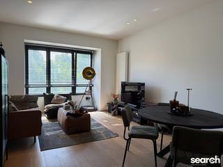 Gelieve enkel per e-mail te reageren: dries@searchrealestate.be <br /><br />Dit instapklare één slaapkamer appartement is gelegen op de residentiële Koninklijkelaan te Berchem Pulhof, temidden van de statige burgerwoningen en in de onmiddellijke omgeving van parken, openbaar vervoer, winkels, restaurants, autostrades, … Een werkelijke TOP-locatie!<br /><br />Het appartement is gelegen op de derde verdieping van een kleinschalig gebouw en bestaat uit een ruime leefruimte (32m2) met open ingerichte keuken. Aansluitend is er een klein balkon. Via de lange gang kom je in de grote slaapkamer (16m2 ). Verder is het appartement voorzien van een ruime badkamer met inloopdouche en dubbele lavabo en een apart toilet. Het volledige appartement werd recentelijk volledig gerenoveerd met kwalitatiefvolle hoogwaardige materialen (parketvloeren, stores, inbouwarmaturen,…).<br /><br />In de kelderverdieping is er een grote privatieve kelder (12m2) aanwezig voor extra bergruimte.<br /><br />Troeven: TOP ligging, volledig gerenoveerd, ruime kamers, EPC 168 kWh/m2, dubbel glas, elektrische conforme installatie, parketvloer, lage algemene kosten, …<br /><br />Huurprijs: 950€ + 25€ gemeenschappelijke kosten.<br /><br />Het appartement is beschikbaar vanaf 01/12/2026. <br /><br />Graag een bezoek ter plaatse? Mail Dries op dries@searchrealestate.be <br />