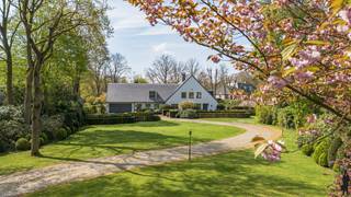 Deze villa is niet alleen aan en zeer mooie en brede laan gelegen, bovendien is de villa zelf erg ruim opgezet (uitbreiding mogelijk: zeer royale bouwzone!) én gelegen op een uniek en perfect zuid georiënteerd perceel aan de rand van de wijk Vriesdonk. <br />Energetisch reeds voorzien van zonnepanelen en thuisbatterijen! <br /><br />Deze villa van ca. 640 m² bewoonbare oppervlakte staat centraal ingeplant op de grond van ca. 5.463 m² én geniet van een mooie tuin voorzien van statige oude bomen welke alle nodige privacy biedt., welke men na een kronkelende lange oprijlaan bereikt.<br /><br />Het perceel heeft aan de D'Oultremontlei een straatbreedte van ca. 29 meter met brede inrit naar de villa met aansluitende gebogen lange privé oprit naar parkeerterrein en dubbele garage. De straatzijde aan de kant van de Frilinglei bedraagt ruim 61 meter!<br /><br />Hoewel de villa nu reeds alle ruimte en comfort biedt (oa EPC B), zou deze, volgens de voorschriften kunnen worden uitgebreid tot ca. 1.200 m² woonoppervlakte (mits akkoord omgevingsvergunning).<br /><br /><strong>Indeling:</strong><br />Riante entree met ruime vestiairekasten en gastentoilet; via glazen deuren doorzicht naar achtertuin en ruime tussenhal met bureel. <br />Voorts dubbele schuifdeuren naar zonnige L-vormige living bestaande uit een zitgedeelte (43m²) met open haard en eetkamer (36m²); voorzien van aluminium schuiframen en panoramaraam met uitzicht op de achtertuin met ruim terras.<br /><br />Dubbele inpandige garage met sectionaal poorten en achterliggende werkplaats met personeelsingang.<br /><br /><strong>Verdieping:</strong><br />In totaal zijn er zes kamers, twee volwaardige badkamers en een douchekamer met toilet.<br />De mastersuite of ouderslaapkamer heeft een oppervlakte van ca. 35m², ingemaakte kasten, balkon en ensuite badkamer. Nog twee slaapkamers welke een badkamer delen, en nog eens twee slaapkamers met tussenliggende douchekamer met toilet. Ruime fitnesskamer c.q. kantoor aan huis (45,5m²) met ingemaakte kastenwand.<br /><br /><strong>Kelder:</strong><br />De villa heeft een grote kruipruimte en 3-tal kelders: wijn- en bergkelder en een technische ruimte met stookolie e/o gas CV. <br />Er is een gas Vaillant HR-ketel geplaatst (nov 2024). Hierdoor heeft men de mogelijkheid om te switchen tussen verwarming op stookolie of verwarming op gas (beiden aanwezig). Elektrische warmtewisselaar/boiler. Tevens zitten hier de omvormer van de PV installatie (12 zonnepanelen) alsook de dubbele thuisbatterij in een aparte ruimte.<br /><br /><strong>Tuin en buitenruimtes:</strong><br />Grenzend aan living en keuken zijn er twee ruime zuidgerichte terrassen op blauw steen met elektrische zonneschermen. In de achtertuin geniet u van veel privacy en bevindt zich een ruime saunablokhut.<br /><br />De unieke ligging en het ruime perceel bieden de mogelijkheid tot renoveren/uitbreiden van de huidige villa. Huidig geldende voorschriften geven mogelijkheden tot een riant huis. Het verkrijgen van dit grote volume is natuurlijk altijd onder de opschortende voorwaarde van het bekomen van de omgevingsvergunning. <br /><br />Algemeen: renovaties in 2005 en 2013 en 2024.