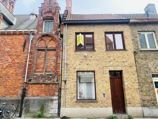 Brugge centrum rustige ligging, vlakbij Ezelstraat LEUK INSTAPKLAAR WOONHUIS met KOER+ GROOT ZONNETERRAS op de 1é Verd, 2 mooie slaapkamers Omvat...