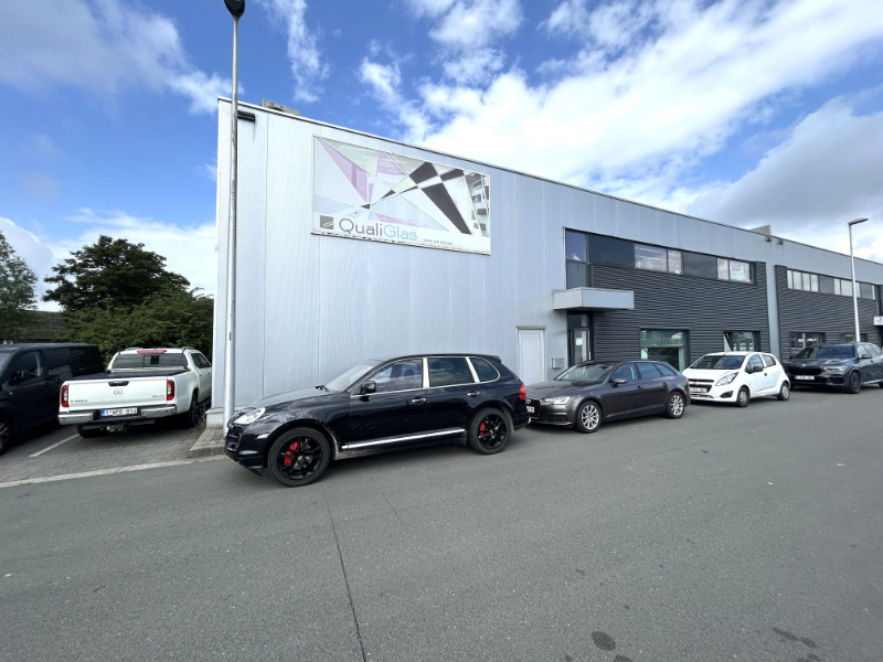 Bedrijfsgebouw van ca. 700 m² + mezzanine + kantoren en buitenopslag op topligging - photo 2