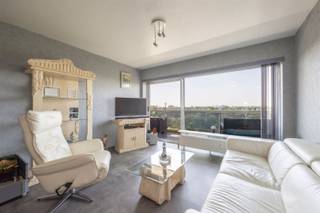 <p><span>Panoramisch wonen op de 7e verdieping op een groen privé domein in Merksem!</span></p><p><span>Ben je op zoek naar een appartement met een adembenemend uitzicht, veel lichtinval en een heerlijk buitenleven? Dit comfortabele appartement op de 7e verdieping aan het Leiebos 31 in Merksem biedt je een unieke kans om te wonen in een oase van rust, met alle troeven om er jouw absolute droomthuis van te maken.</span></p><p><span>De highlights:</span></p><ul><li><span>Fenomenaal panoramisch zicht</span><span> vanaf de zevende verdieping.</span></li><li><span>Uitzonderlijk energiezuinig</span><span> dankzij een gunstig EPC B-label.</span></li><li><span>Technisch perfect:</span><span> De elektriciteit is volledig conform gekeurd.</span></li><li><span>Uitzonderlijk groot terras</span><span> over de volledige lengte van het appartement.</span></li><li><span>Recente, modern ingerichte keuken</span><span> voorzien van alle comfort.</span></li><li><span>2 volwaardige slaapkamers</span><span> met een rustgevend, groen uitzicht.</span></li></ul><p><span>Indeling en mogelijkheden:</span><span> Je komt binnen via de inkomhal die toegang biedt tot de lichtrijke leefruimte. Dankzij de hoge ligging geniet je hier elke dag van een spectaculair, weids uitzicht. De aangrenzende keuken werd recent volledig vernieuwd en is modern en functioneel uitgerust. Zowel vanuit de leefruimte als de slaapkamers stap je zo het riante terras op, dat over de hele lengte van het appartement loopt de ideale plek om te ontspannen en te genieten van de zonsondergang.</span></p><p><span>Verder beschikt het appartement over twee comfortabele slaapkamers en een functionele badkamer met ligbad, die je naar eigen smaak en tempo kunt opfrissen. Met een gunstig EPC B-score en een conforme elektrische keuring koop je hier bovendien met een gerust hart, zonder renovatieverplichting of onverwachte technische kosten.</span></p><p><span>Over de buurt:</span><span> Het Leiebos staat bekend om zijn rustige, residentiële ligging op een groen privé domein in Merksem. Je geniet hier van maximale privacy en rust, terwijl winkels, scholen en het openbaar vervoer op een steenworp afstand liggen. Met de wagen ben je bovendien binnen enkele minuten op de Antwerpse Ring en de belangrijkste invalswegen.</span></p><p><span>Interesse om dit uitzicht zelf te komen bewonderen? Neem vandaag nog contact met ons op via 03/646.66.55 of lynn@sinjoor.be!</span></p>