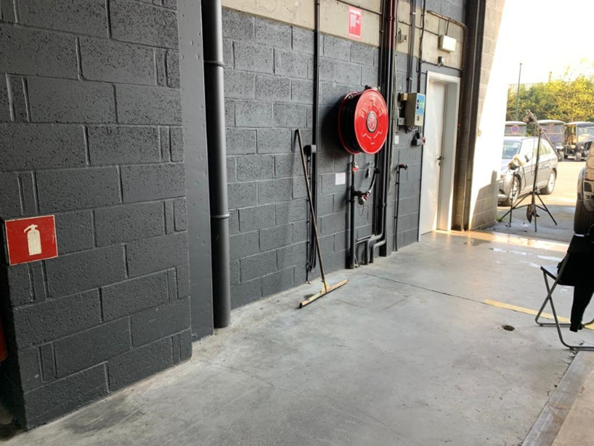 Te huur magazijn +/-180 m² met een reserve van +/- 74 m², kelder +/- 42 m² + kantoor +/- 70 m² en parking op Braine l'Alleud. - foto 4