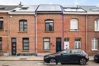 <p><span>Deels gemoderniseerde woning, gunstig gelegen pal in het landelijke dorpscentrum van Duffel-West.</span></p><p><span> </span></p><p><span>Deze perfecte gezinswoning is functioneel ingedeeld en biedt een uiterst gezellige thuis dankzij een gezellige en lichtrijke leefruimte met open keuken. Een badkamer met ligbad, toilet, CV-ruimte en wasplaats maken het gelijkvloers compleet. Op de verdiepingen zijn er in totaal 3 kamers en een bureauruimte (indien gewenst om te vormen tot extra kamer). De woning is verzorgd en werd sinds 2012 deels gemoderniseerd: het zadeldak is vernieuwd en geïsoleerd, er werden zonnepanelen met groenestroomcertificaten geïnstalleerd en de verdiepingen werden reeds voorzien van nieuwe vloeren en schilderwerk.</span></p><p><span> </span></p><p><span>Wie niet binnen wenst te vertoeven, kan heerlijk tot rust komen in de aangename stadstuin met tuinberging.</span></p><p><span> </span></p><p><span>Een unieke kans voor wie een gezellige woning zoekt, pal in het dorpscentrum met scholen, winkels, sport- en ontspanningsmogelijkheden. Vlotte bereikbaarheid is gegarandeerd dankzij een centrale ligging tussen Brussel en Antwerpen, via belangrijke invalswegen (R6 - E19), openbaar vervoer en fietsostrade.</span></p><p><span> </span></p><p><span>Kom de troeven van dit knappe pand ter plaatse ontdekken en maak een afspraak: 015/755 444 of <span>info@immovercammen.be</span></span><span> </span></p><p><span> </span></p><p><span> </span></p>