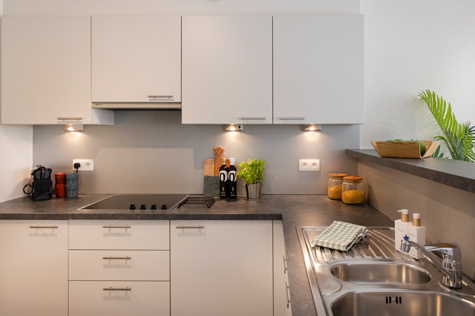 Centraal gelegen, lichtrijk appartement met 2 slaapkamers. - foto 4