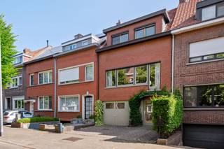 Deze ruime bel-etagewoning ligt in Deuzeld, een rustige en residentiële wijk in Schoten. Parken, scholen, winkels, horeca, sport en openbaar vervoer vind je vlakbij, terwijl je ook vlot aansluiting hebt met de omliggende gemeenten en invalswegen.<br /><br />Op het gelijkvloers ontdek je meteen een van de grote troeven: een royale polyvalente ruimte met heel wat mogelijkheden. Denk aan een kantoor, extra slaapkamer of studio. Voorzieningen voor een tweede badkamer en kitchenette zijn al aanwezig. Vanuit deze ruimte stap je rechtstreeks de groene, oostelijk georiënteerde tuin in.<br /><br />Op de eerste verdieping komt het dagelijkse leven samen. Grote ramen zorgen voor veel licht in de leef- en eetkamer, terwijl de keuken via een schuifraam rechtstreeks aansluit op het terras, met handige trap voor toegang tot de tuin. <br /><br />Een verdieping hoger zijn er drie slaapkamers en een badkamer met douche en dubbele wastafel. Vanuit de hoofdslaapkamer brengt een vaste trap je naar de afgewerkte zolderverdieping: opnieuw extra ruimte die je helemaal naar eigen wens kunt invullen. Een tweede zolderruimte zorgt voor praktische bergruimte.<br /><br />Een huis met veel plaats, verrassend veel mogelijkheden en vooral de vrijheid om mee te groeien met jouw verhaal.