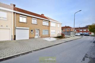 Op een boogscheut van de dorpskern van Anzegem treffen we deze woning aan! Gelegen in een uiterst <strong>rustige woonwijk</strong> met in de nabijheid een aangenaam park. De ideale combinatie tussen rust en comfort, tal van voorzieningen zoals winkels, scholen en openbaar vervoer bevinden zich op wandelafstand.<br /><br />Bij binnenkomst betreed je de ruime inkomhal, met een apart gastentoilet. Vanuit de inkomhal is er toegang tot de woon- en leefruimte, aansluitend is er de keuken en de veranda. Vanuit de veranda is er een mooi overzicht op de <strong>goed onderhouden tuin</strong>. <br /><br />Op de bovenverdieping leidt de nachthal naar <strong>4 volwaardige slaapkamers</strong> en een badkamer. De woning beschikt daarnaast over een droge kelder en een zolder, die ideaal is als extra opslagruimte. Op het gelijkvloers bevindt zich tevens een<strong> garage </strong>met wasplaats. <br /><br />Interesse? Contacteer Els Callewaert: 0478 61 64 34 of els@immoroman.be