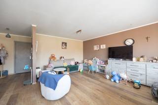 Midden in Kapellen wonen, met alles wat je dagelijks nodig hebt op wandelafstand én voldoende ruimte om comfortabel thuis te komen. Dat is precies wat je hier krijgt.<br /><br />Het appartement ligt op de tweede verdieping van een kleinschalig gebouw met slechts drie appartementen en biedt ca. 85 m² woonoppervlakte (cfr. EPC-attest). De praktische indeling omvat een ruime leefruimte met aansluitend de keuken. De parketvloer geeft de leefruimte een warme uitstraling en loopt mooi door in de twee slaapkamers. Verder beschikt het appartement over een badkamer en een apart gastentoilet.<br /><br />De gasketel werd enkele jaren geleden vernieuwd en het appartement beschikt over een EPC-label B. <br />Elektriciteit, gas en water beschikken over individuele meters, waardoor je enkel betaalt voor je eigen verbruik.<br /><br />Ook praktisch zit het goed: er is een gemeenschappelijke fietsenberging én bij het appartement hoort een eigen autostaanplaats. De gemeenschappelijke kosten blijven bovendien beperkt tot ongeveer €30 per maand.<br /><br />Het appartement is momenteel verhuurd. Interessant dus voor wie op zoek is naar een investering, maar evengoed voor wie hier op termijn zelf zijn plek van wil maken.<br /><br />Ruim wonen, je wagen voor de deur en het centrum van Kapellen op wandelafstand. Kom gerust eens kijken of dit appartement bij je past. <br /><br />Contacteer Neon Vastgoed voor meer info of een bezoek ter plaatse op 03/336.88.88 of via info@neonvastgoed.be