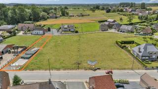 <p>In het landelijke Outer bieden wij <strong>Lot 8</strong> aan, een mooi perceel bouwgrond van <strong>516,11 m²</strong> voor het oprichten van een <strong>halfopen eengezinswoning</strong>. Het centrum van Ninove bereikt men op enkele minuten rijden. De bouwzone bedraagt ca. <strong>7 m breed x 15 m diep</strong>. Er zijn maximaal <strong>3 bovengrondse bouwlagen</strong> toegestaan, waarbij de derde bouwlaag zich binnen het volume van een hellend dak dient te bevinden. De maximale kroonlijsthoogte bedraagt <strong>6 m</strong> en de nokhoogte maximaal <strong>10 m</strong>. Zowel een hellend als een gedeeltelijk of volledig plat dak is toegelaten. Een kelder is niet toegestaan.</p><p>De woningen binnen deze verkaveling dienen uitgevoerd te worden als <strong>paalwoningen</strong> in functie van overstromingsveilig bouwen. Er geldt een hoogte van <strong>1 m tussen maaiveld en onderzijde van de vloerplaat</strong>. Verder dienen per woning <strong>2 parkeerplaatsen en 2 fietsenstallingen</strong> voorzien te worden. De oprit mag maximaal <strong>4,50 m breed</strong> zijn en wordt uitgevoerd in waterdoorlatende verharding. De voortuin dient voor minstens <strong>50% groen</strong> te blijven.</p><p>Een aantrekkelijk perceel met duidelijke bouwmogelijkheden in een landelijke woonomgeving. Koper staat in voor de landmeet -en uitpalingskosten alsook verkavelingsaktekosten (1803 euro inclusief btw).</p>
