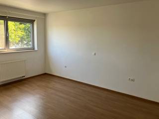 Zeer mooi appartement met 1 slaapkamer in residentieel project "De Schalk", uitzonderlijk gunstig gelegen nabij kruising A12 Brussel-Antwerpen en N16 Mechelen-Dendermonde, hartje Vlaamse Ruit. Bevindt zich in de buurt van winkels, scholen, station, commercieel centrum, ...<br />Het appartement op de 1ste verdieping heeft een ruime leefruimte met toegang tot terras en met volledig ingerichte open keuken voorzien van koelkast, oven, keramische kookplaat en dampkap. Ruime slaapkamer met aangrenzende badkamer voorzien van ruime inloopdouche, toilet, lavabomeubel met spiegelkast. Berging voorzien voor wasmachine en droogkast (condens). Apart gastentoilet.<br />Badkamer, deuren en toegang tot terras zijn voorzien voor eventuele mindervallieden.<br />Gemeenschappelijke delen met inwonende conciërge, grote foyer, bibliotheek, zithoek met tv, fitnessruimte (vrij te gebruiken). <br />gemeenschappelijke kosten bedragen 110 euro/maand. Voor de collectieve verwarming en water wordt er maandelijks een voorschot gevraagd van 115 euro en jaarlijks een afrekening.<br />In het gebouw is er eveneens een kapsalon, dokterspraktijk en restaurant voorzien, deze zitten echter niet mee in de gemeenschappelijke kosten.<br />Verkoop onder registratie (12%) zo bespaart u 9%BTW !!!!<br />Een ondergrondse parkeerplaats kan mee aangekocht worden voor de prijs van €18.000 (deze is niet in de prijs van het appartement inbegrepen) de staanplaats wordt eveneens verkocht onder registratie (12%).<br />Een kelder van 5m² kan mee aangekocht worden aan een prijs van 5.000 euro<br />Aarzel niet en neem contact op voor een bezoek ter plaatse 0495/23 08 22.<br />Het appartement is op dit ogenblik verhuurd dus opbrengst vanaf dag 1