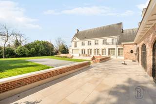 Een unieke kans voor wie op zoek is naar een uitzonderlijk afgewerkte klassewoning met zwembad, poolhouse/kantoor, dit op een strategische...
