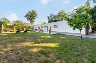 Op een toplocatie, omgeven door groen, bevindt zich deze unieke volledig gerenoveerde laagbouwvilla die uitblinkt in ruimte, comfort...