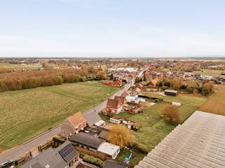Welkom bij deze buitengewone kans om een knappe eigendom te bezitten met enorm veel potentieel. Deze gezinswoning met horecazaak/handelsruimte, gelegen in een groene omgeving nabij de fiets- en wandelroutes van het Vrijbos, is een zeldzame vondst die je niet mag missen. Ontdek dit pand rechtstreeks van de eigenaars en laat je verbazen door de ruime bewoonbare oppervlakte en de talloze mogelijkheden.<br /><br />Deze woning biedt niet alleen een ideale plek om te wonen, maar heeft ook het potentieel om te worden ingericht als vakantiewoning. Met voldoende ruimte en functionele indeling is deze eigendom geschikt om gasten te ontvangen en een gezellige, ontspannende omgeving te bieden. De locatie en zonnige oriëntatie maken het een aantrekkelijke keuze voor vakantiegangers die op zoek zijn comfort en een prettig verblijf.<br /><br /><u>Kenmerken van het pand</u><br /><br /><strong>Ruime bewoonbare oppervlakte: </strong>Met 6 slaapkamers, ruime leefruimte, extra bureel, en voldoende bergplaats biedt deze woning voldoende ruimte voor het hele gezin of zelfs voor het opzetten van een Bed & Breakfast. <br /><br /><strong>Horecazaak: </strong>Een uniek concept dat mogelijkheden biedt voor allerlei activiteiten en evenementen. Of je nu een restaurant wil runnen, een gezellig café, een brasserie of gewoon een leuke plek zoekt om samen te komen met vrienden en familie, deze horecazaak is de perfecte aanvulling op de woning. <br /><br /><strong>Handelsruimte</strong>: De bijhorende handelsruimte biedt een waaier aan mogelijkheden en kan dienen voor diverse doeleinden, van een kleine winkel tot een kantoor of atelier. Ook workshops, lezingen, tentoonstellingen, handwerk, schilderen, beeldhouwen, keramiek kan hier, de ruimte kan flexibel aangepast worden of een breed scala aan producten aanbieden.<br /><br /><strong>Kangoeroewoning</strong>: Dankzij de ruime indeling en royale bewoonbare oppervlakte van 273m2 kan het pand perfect ingericht worden als kangoeroewoning, ideaal voor gezinnen die willen samenwonen en toch hun privacy willen behouden.<br /><br /><strong>Voldoende parkeermogelijkheden</strong>: Met ruimte voor meerdere voertuigen is parkeren geen probleem, wat handig is voor zowel de bewoners als de gasten van de horecazaak.<br /><br />EPC 333 kWh/m2 - UC2605023<br /><br />** Ieder bod vanaf 299.000 eur kan besproken worden met de eigenaars **<br /><br />+ Ruime woonst met bijhorende horecazaak en/of handelsruimte (°2008)<br />+ Nabij fiets- en wandelroutes<br />+ Koelcel<br />+ Regenput<br />+ Zongerichte tuin<br />+ Meerdere mogelijkheden <br /><br />KOOP DEZE TOPPER RECHTSTREEKS VAN DE EIGENAARS!<br /><br />0478/41.23.64<br /><br />Ook beslist om uw eigendom te verkopen? Bespaar de makelaar dankzij de bewezen succesformule van Home2sell.<br />