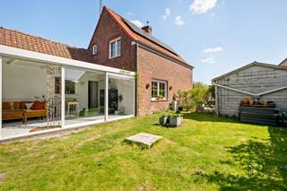 Te koop: Charmante woning met 2 slaapkamers + garage, en gezellige tuin in Zulte

In een rustige straat in Zulte bevindt zich deze gezellige woning met 2 slaapkamers, garage en een aangename tuin met tuinhuis.

Wat maakt dit pand uniek?
Via de inkomhal kom je in de gezellige leefruimte met zithoek en eetplaats. Aansluitend bevindt zich de aparte keuken, met een lichtrijke veranda die uitkijkt op de tuin. De woning beschikt over twee slaapkamers en een badkamer.

Buiten geniet je van een grote gezellige tuin. Daarnaast zijn er een aparte garage en een tuinberging, wat zorgt voor extra opbergruimte.

Voor wie is dit ideaal?
Ideaal voor mensen die op zoek zijn naar een charmante woning op een rustige ligging in Zulte.

Te koop via Immo Beguin, jouw vastgoedexpert sinds 2009, met kantoren in Ronse, Waregem, Kortrijk, Deinze, Doornik en Lessines.
Meer info of bezoek via loic@immobeguin.be