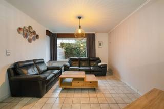 Instapklare gezinswoning met 3 slaapkamers nabij het centrum Dit betreft een rustig gelegen open bebouwing met 3 slaapkamers, inpandige garage en...