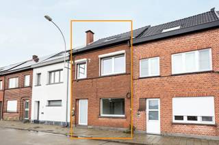 Volledig gerenoveerde instapklare woning te Aalst! Deze woning werd compleet onder handen genomen en is als volgt ingedeeld:Een ruime inkomhal, apart...